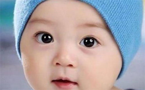 何姓男孩子起名技巧：2026年06月27日生辰八字取名指南