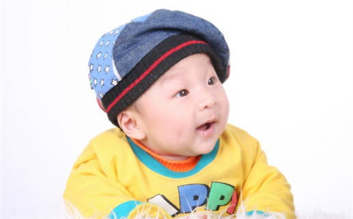 何姓2026/07/01出生男宝宝起名全攻略：名字推荐与禁忌字分析